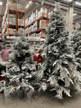 Brad artificial de Crăciun cu zăpadă și conuri – efect natural de iarnă